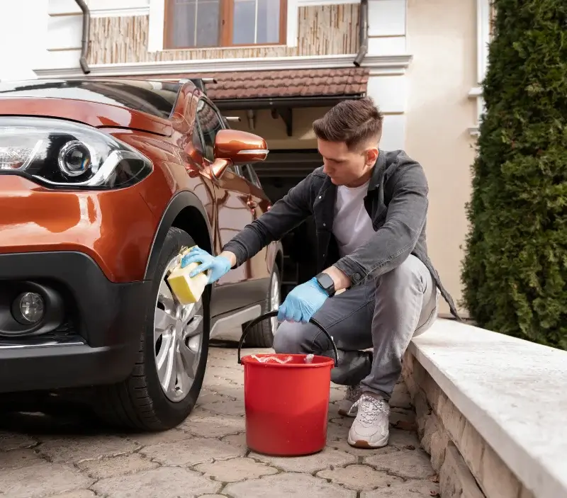 Lavage auto à domicile Larche : professionnel intervenant sur un véhicule